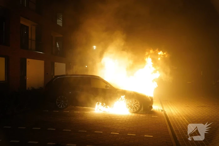 Auto op de parkeerplaats volledig uitgebrand