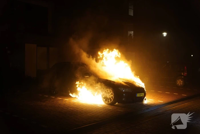 Auto op de parkeerplaats volledig uitgebrand
