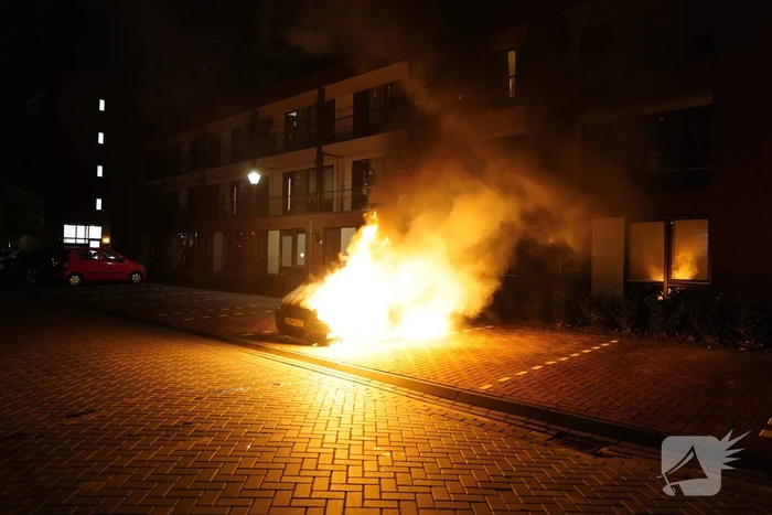 Auto op de parkeerplaats volledig uitgebrand