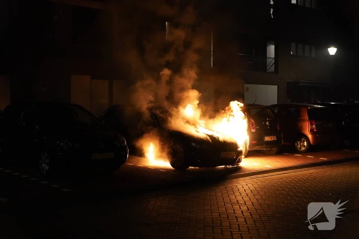 Auto op de parkeerplaats volledig uitgebrand