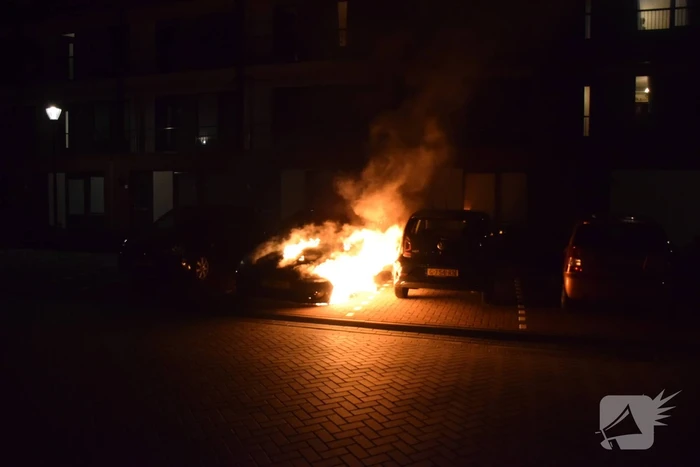 Auto op de parkeerplaats volledig uitgebrand