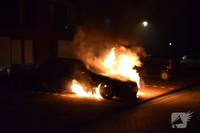Auto op de parkeerplaats volledig uitgebrand
