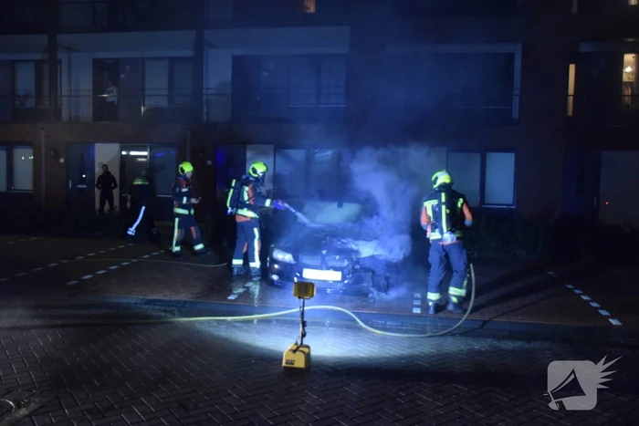 Auto op de parkeerplaats volledig uitgebrand