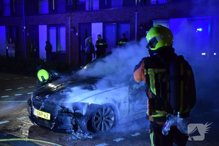 Auto op de parkeerplaats volledig uitgebrand