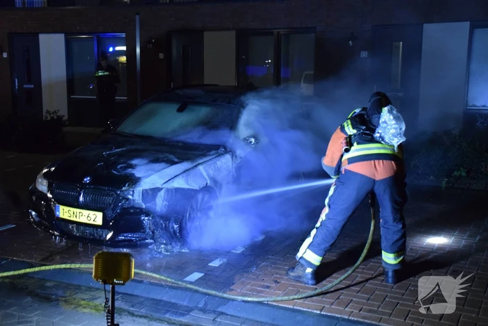 Auto op de parkeerplaats volledig uitgebrand