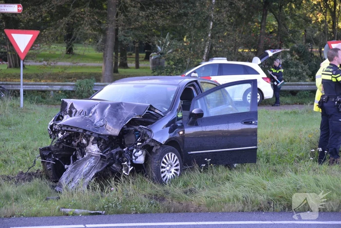Twee gewonden bij forse aanrijding met auto en bestelbus