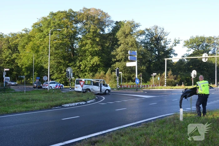 Twee gewonden bij forse aanrijding met auto en bestelbus