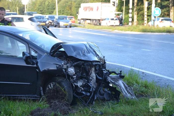 Twee gewonden bij forse aanrijding met auto en bestelbus
