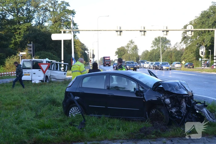 Twee gewonden bij forse aanrijding met auto en bestelbus