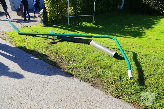 Bestuurder bestelbus rijdt lantaarnpaal uit de grond