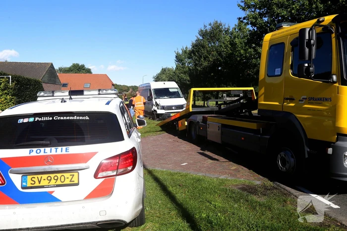 Bestuurder bestelbus rijdt lantaarnpaal uit de grond