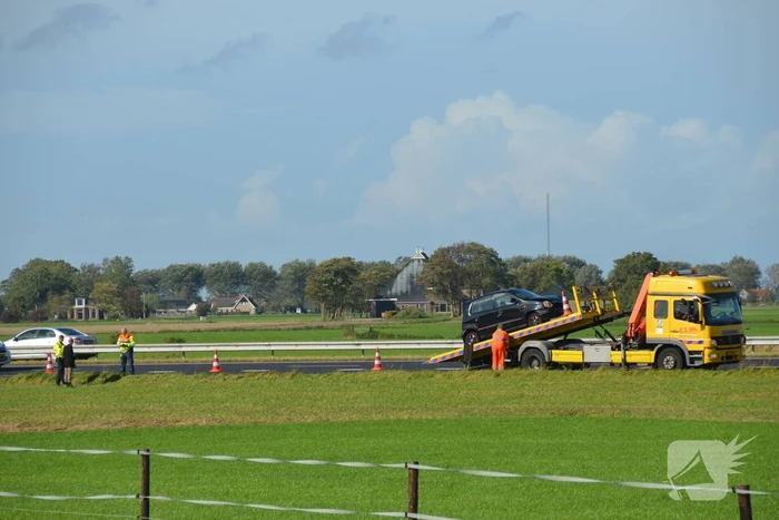 Auto botst op vrachtwagen
