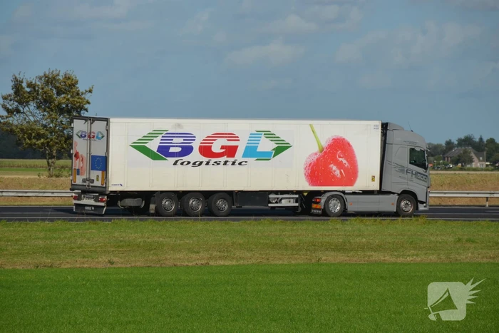 Auto botst op vrachtwagen