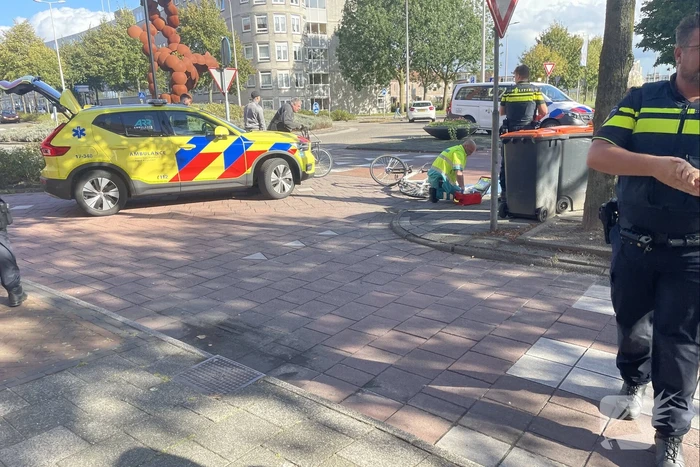 Overstekende fietser aangereden door auto