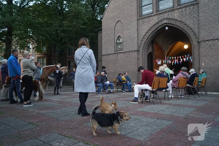 Huisdieren krijgen zegening op Dierendag