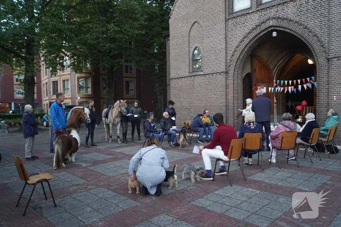 Huisdieren krijgen zegening op Dierendag