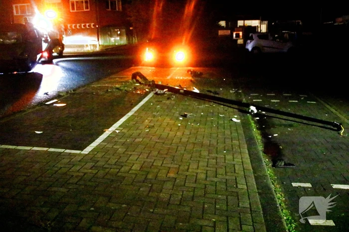 Auto rijdt lantaarnpaal uit de grond