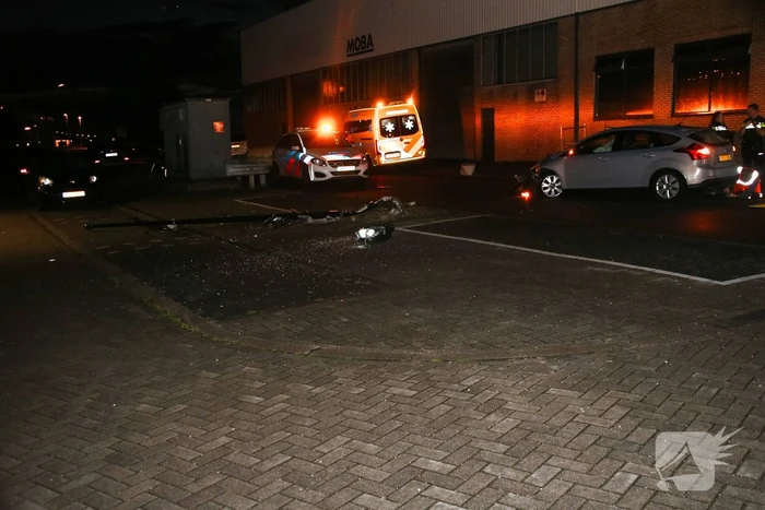 Auto rijdt lantaarnpaal uit de grond