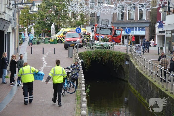 Brandweer bevrijdt kat uit gracht