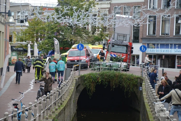 Brandweer bevrijdt kat uit gracht