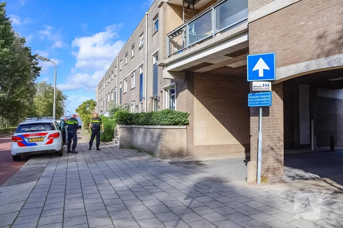 Politie verricht onderzoek naar aantreffen overleden persoon in appartementencomplex