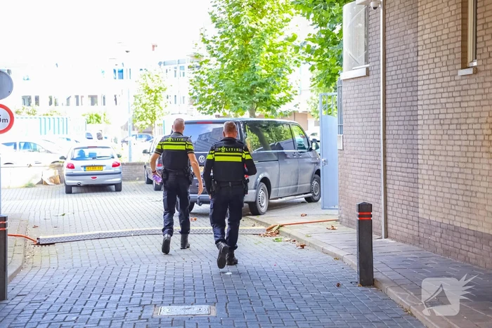 Politie verricht onderzoek naar aantreffen overleden persoon in appartementencomplex