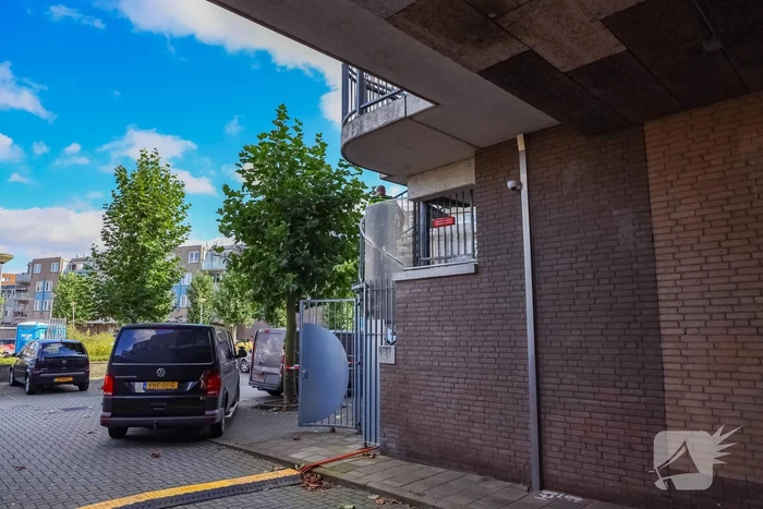 Politie verricht onderzoek naar aantreffen overleden persoon in appartementencomplex