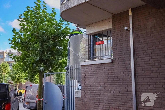 Politie verricht onderzoek naar aantreffen overleden persoon in appartementencomplex