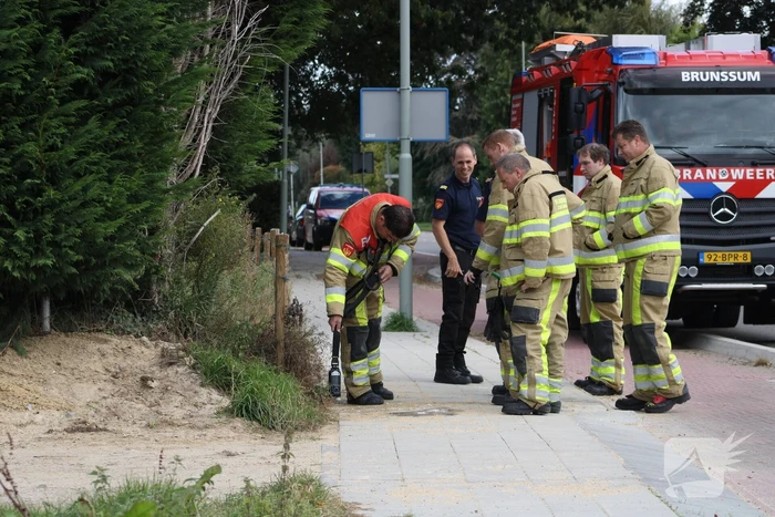 Lek in gasleiding ontstaan onder de stoep