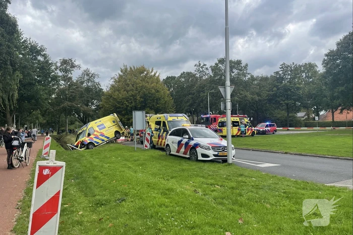 Ambulance eindigt in sloot