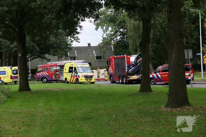 Ambulance eindigt in sloot
