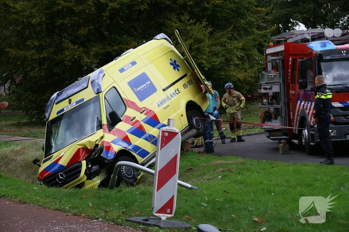Ambulance eindigt in sloot