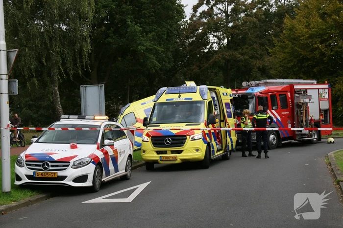Ambulance eindigt in sloot