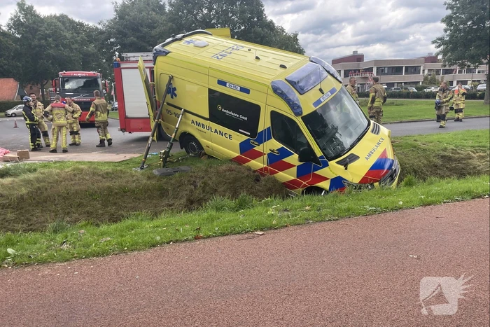 Ambulance eindigt in sloot