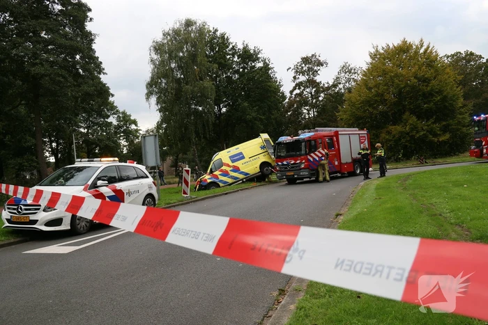 Ambulance eindigt in sloot