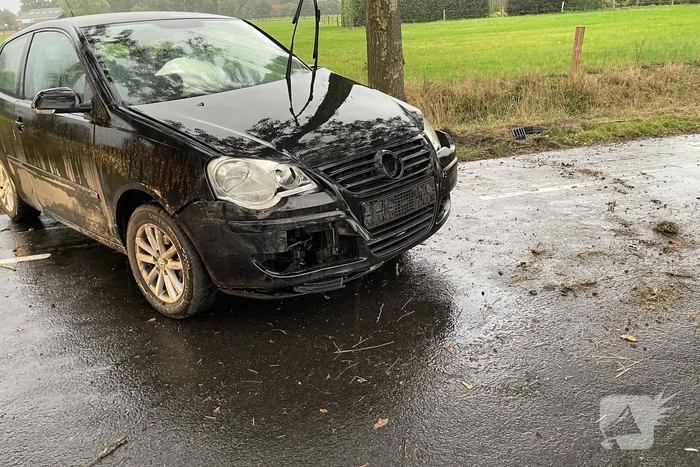 Auto knalt tegen boom en auto