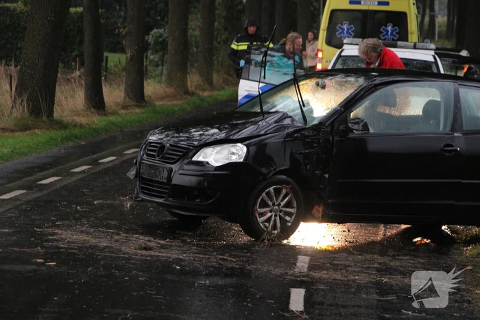 Auto knalt tegen boom en auto