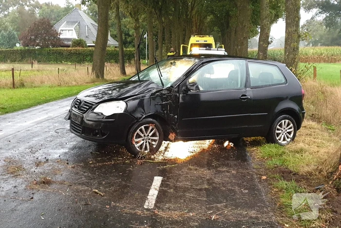 Auto knalt tegen boom en auto