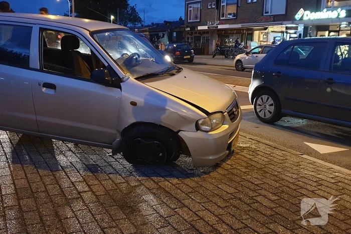 Auto botst tegen paal aan