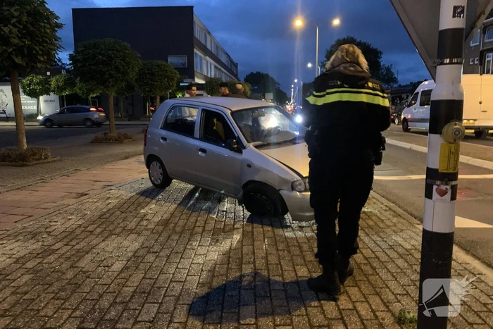 Auto botst tegen paal aan