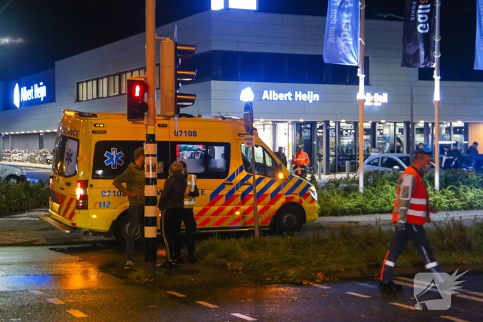 Auto's botsen frontaal op elkaar