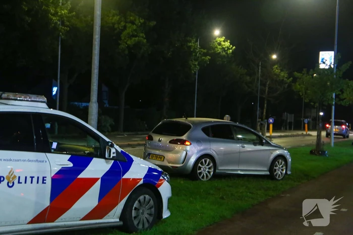 Auto's botsen frontaal op elkaar