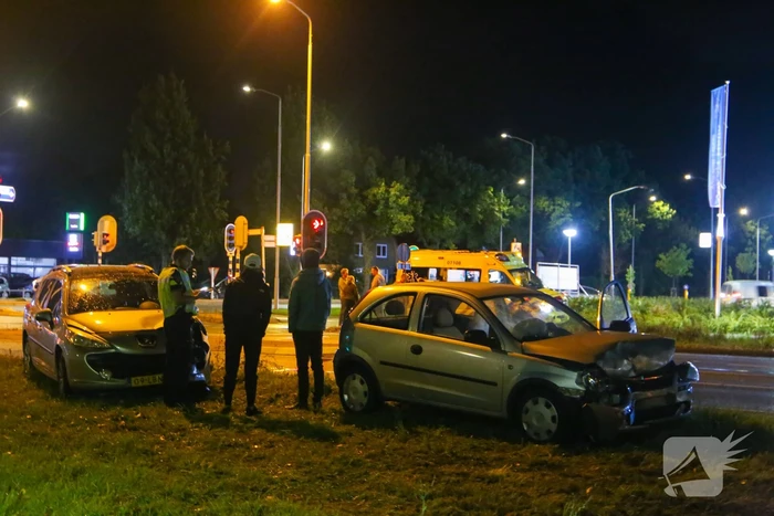 Auto's botsen frontaal op elkaar