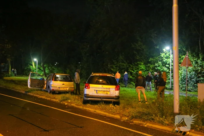 Auto's botsen frontaal op elkaar