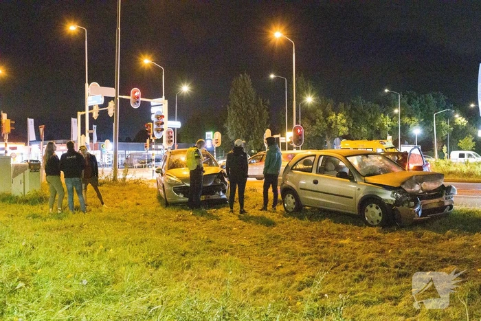 Auto's botsen frontaal op elkaar