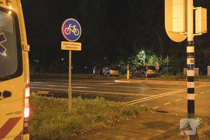 Auto's botsen frontaal op elkaar
