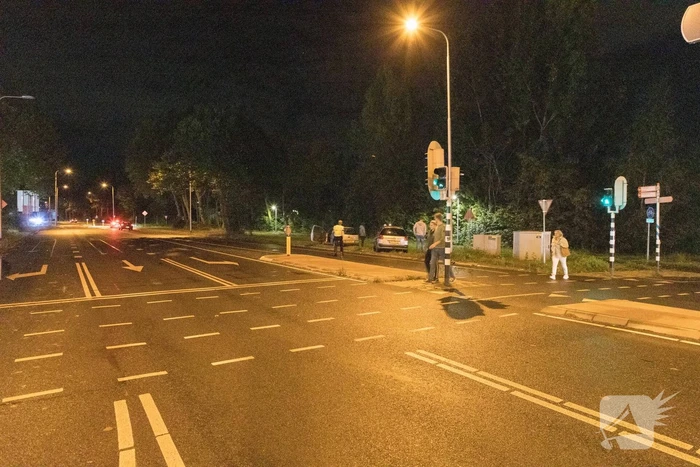 Auto's botsen frontaal op elkaar