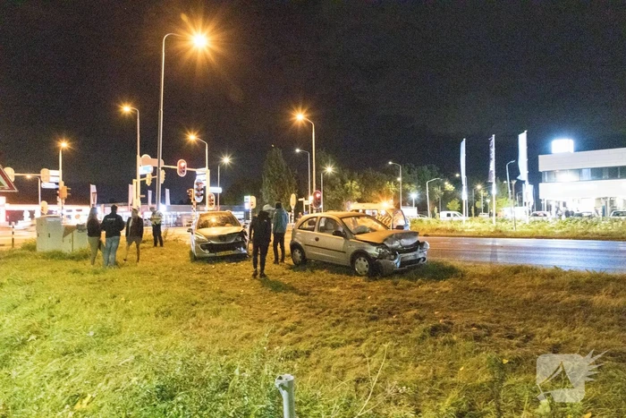 Auto's botsen frontaal op elkaar