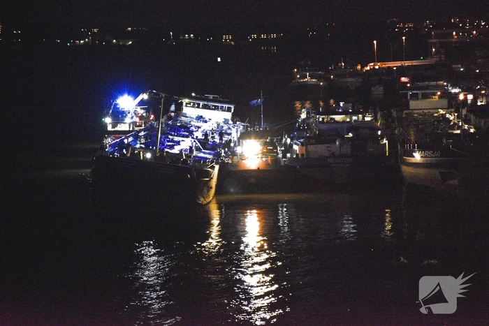 Boot komt vast te zitten en zinkt langzaam