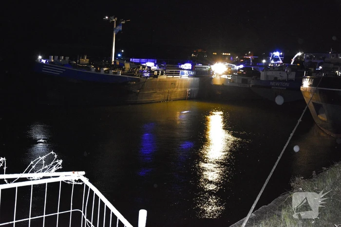 Boot komt vast te zitten en zinkt langzaam